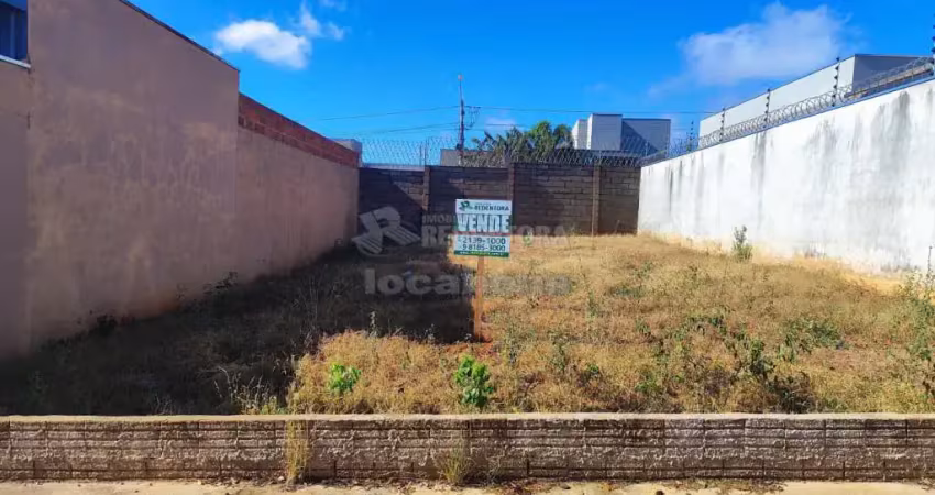 Terreno no santa regina, com 200 m² com casas dos dois lados e fundos para o muro do buona vita