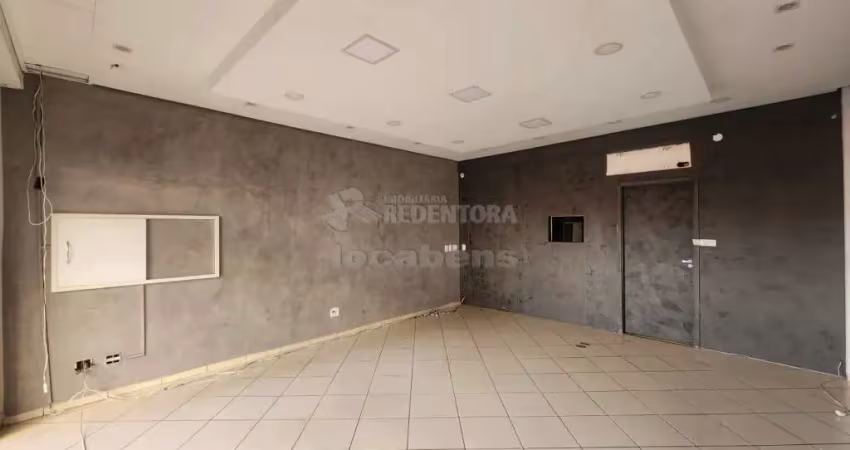 Zona central salão comercial com 01 banheiro social.