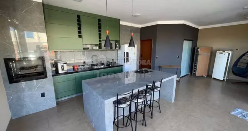 Casa com piscina no residencial santa regina de 02 dormitórios.