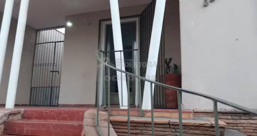 Casa no centro residencial e comercial com 3 dormitórios, 02 wcs, sala para 02 ambientes, cozinha com armário embutido, área de serviço, quintal, 1 vaga de garagem.