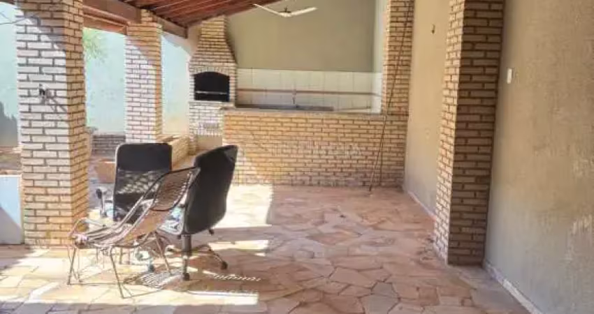 Casa no mançor daud com 3 dormitórios e com 6 vagas de garagem.