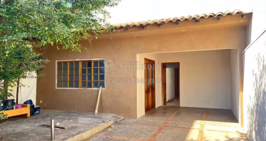 Casa padrão localizada no bairro são francisco de assis i com 3 dormitórios e 2 vagas de garagem.