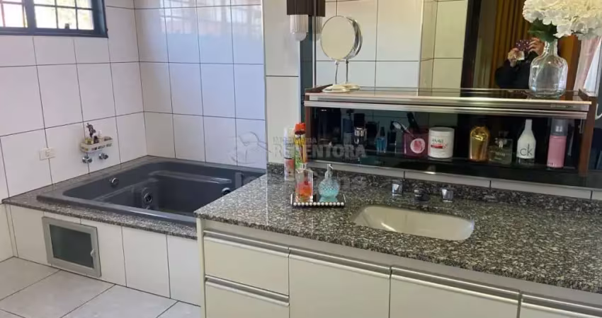 Casa sobrado disponível para venda, localizada no jardim renascença rua romano zanin, 766 - mirassol/sp, com sacada, armários planejados, suíte com closet e hidromassagem, vagas de garagem e amplo qui