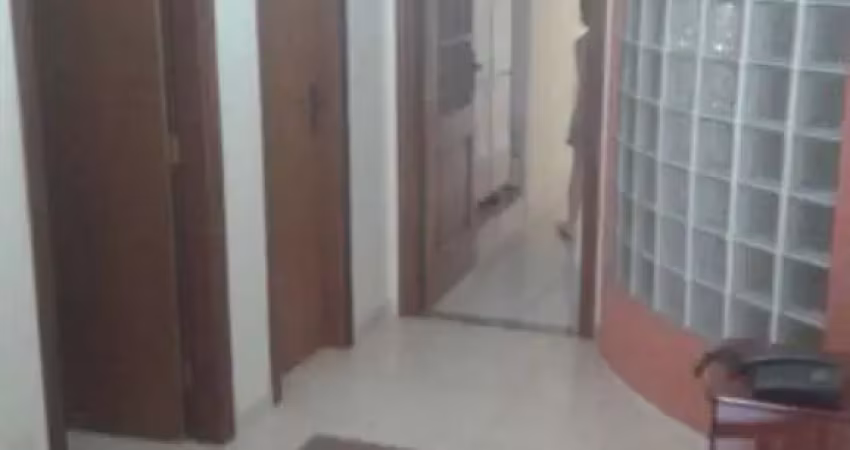 Casa na região leste de são josé do rio preto, com 03 quartos e 03 banheiros e área ampla nos fundos, incluindo piscina e churrasqueira.