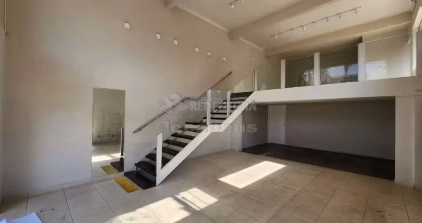 Salão comercial no centro com acessibilidade e sacada.