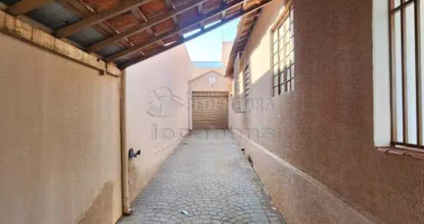 Casa comercial para locação localizado vila bom jesus com 03 salas e lavanderia.