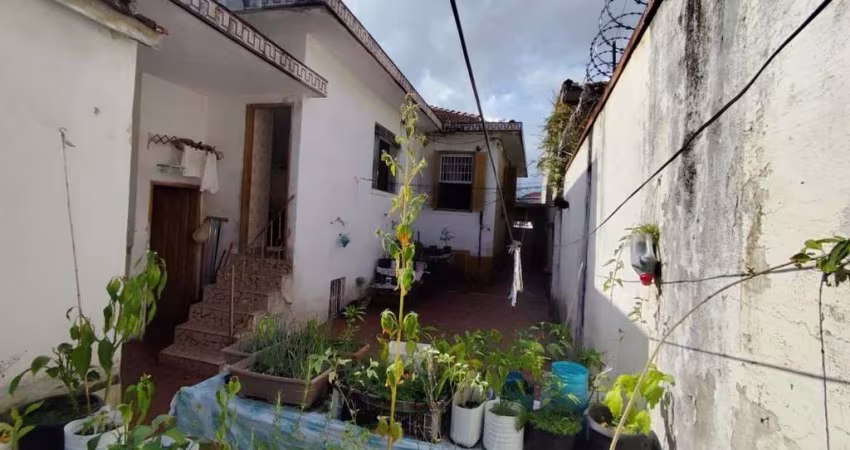 Casa Residencial em rua comercial