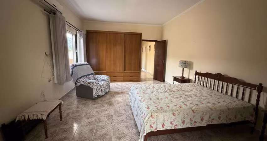 Venda Casa em São Vicente- 3 Dormitórios, 246m² por R$700mil