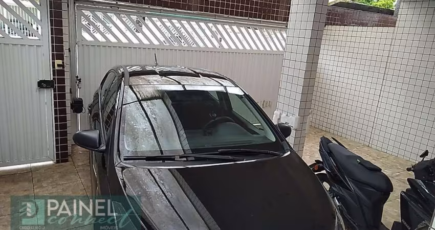 *CENTRO SÃO VICENTE* Sobreposta alta    210 m²  Quintal com estrutura para piscina. Pequeno lavabo no quintal com ducha do lado de fora. 3 dormitórios grandes sendo: 1 suíte com closet, armário embuti