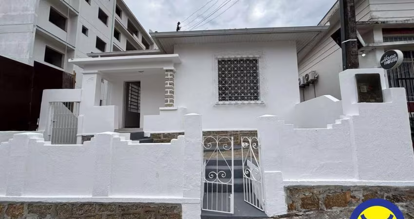 Casa com 03 dormitórios - Centro