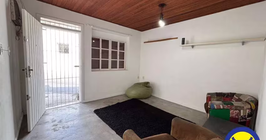 Casa residencial com 02 dormitórios e quintal no centro
