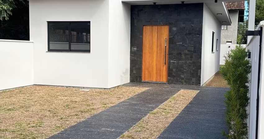 LINDA CASA COM ESPAÇO GOURMET NO RIO VERMELHO.