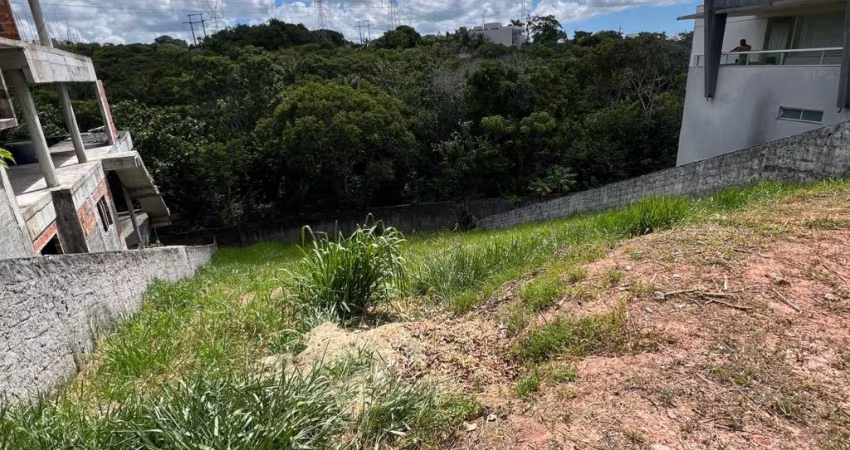 Terreno em Alphaville II  Salvador - 695,86m2 - Declive - Possui projeto Topográfico e Arquitetônico