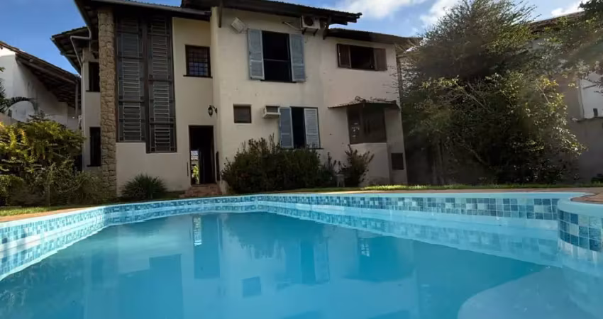 Linda casa à venda em condomínio - 675 m2 totais - 5/4 - 2 suítes - gabinete - piscina privativa -
