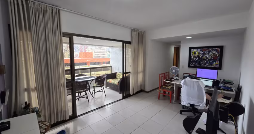 Excelente apartamento 3/4 sendo um suíte, 89m2, dependência completa no  costa azul, varanda, banheiro social , área de serviço, 2 garagens soltas