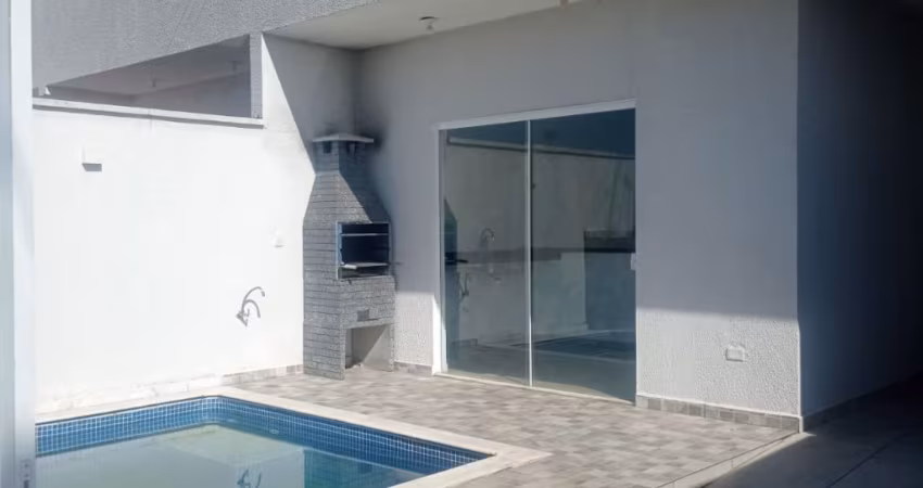 Casa com piscina, 3 dormitórios, 1 suíte.