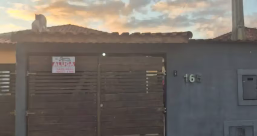 Casa dois dormitórios, com garagm e quintal. próximo ao comércio local e ponto de onibus