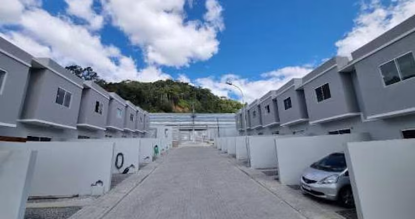 Sobrado com 2 dormitórios à venda, 76 m² por R$ 365.000,00 - Espinheiros - Itajaí/SC
