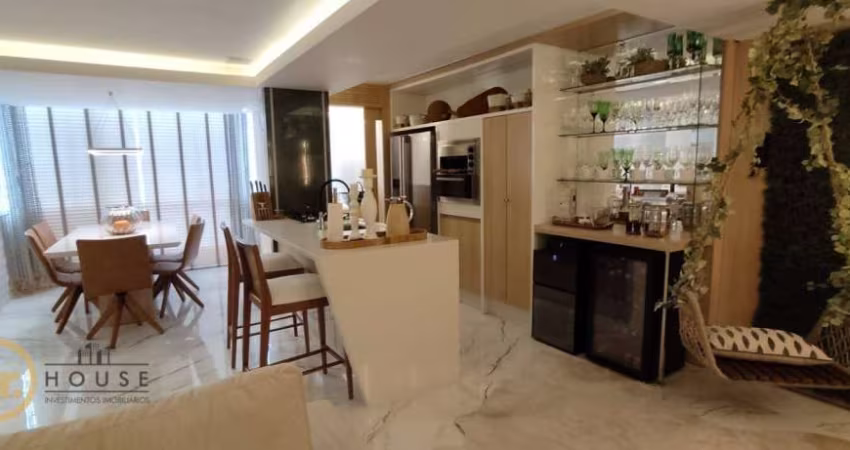 Finamente decorado e mobiliado, prédio Frente Mar