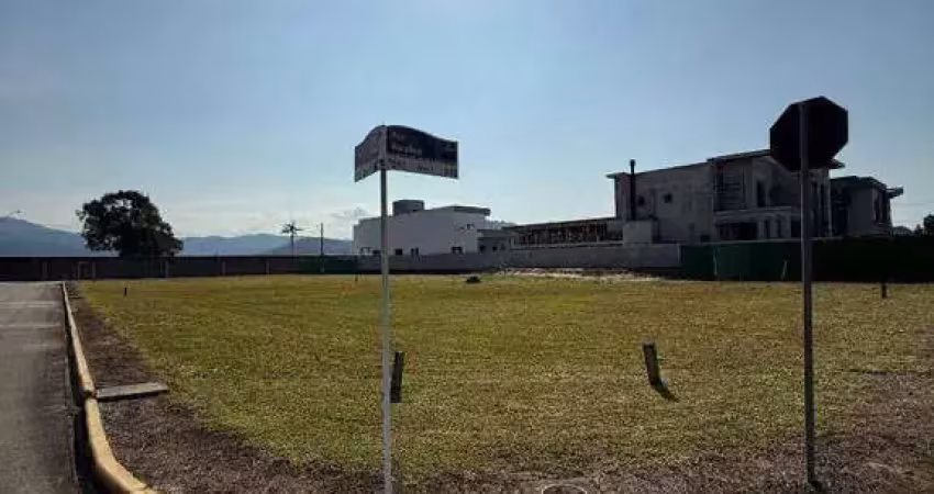 Terreno em condomínio fechado de alto padrão, maior área de lazer da região