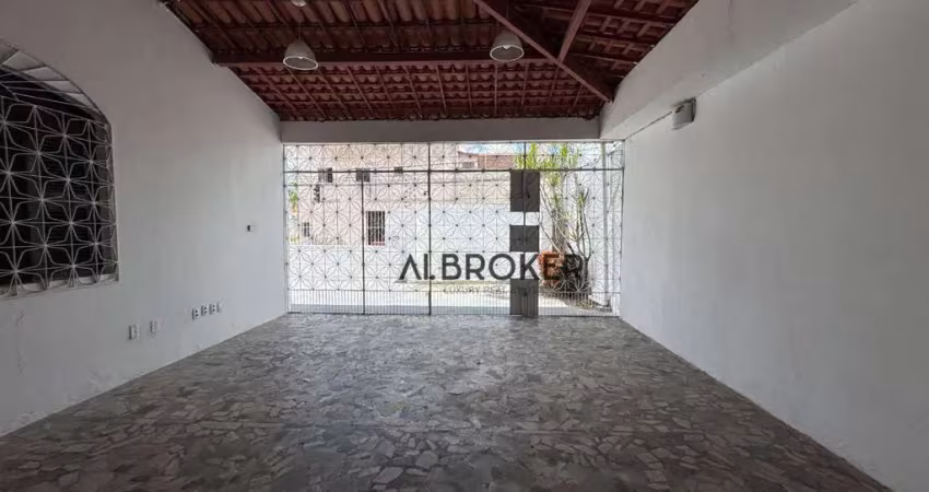 Na Cidade dos Funcionário Casa com 3 dormitórios, 200 m² - venda por R$ 990.000 ou aluguel por R$ 5.916/mês - Cidade dos Funcionários - Fortaleza/CE