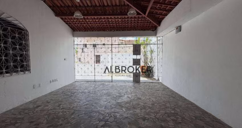 Na Cidade dos Funcionário Casa com 3 dormitórios, 200 m² - venda por R$ 990.000 ou aluguel por R$ 5.916/mês - Cidade dos Funcionários - Fortaleza/CE