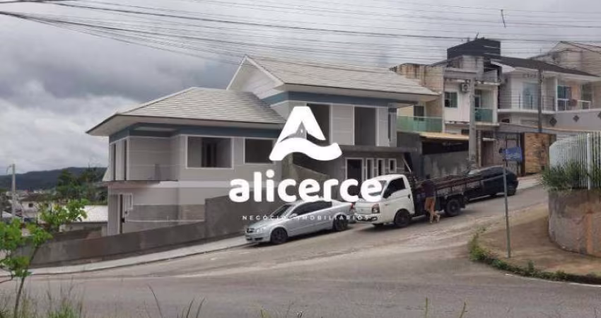 Sobrado à venda com 3 quartos 1 suíte, 122m² em Forquilhas São José