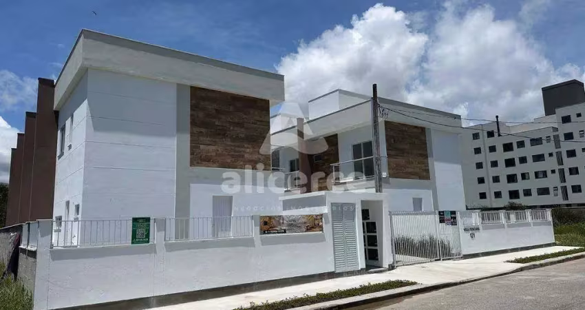 Sobrado novo com duas suítes, condomínio fechado, em Palhoça - SC