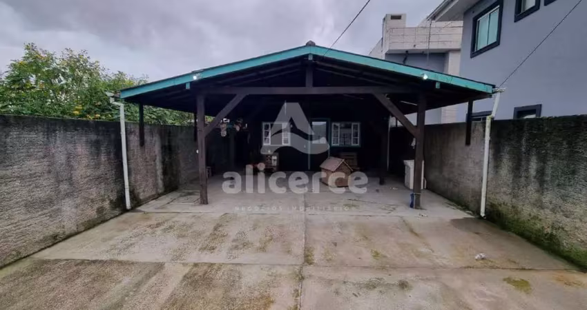 Oportunidade no campeche — casa com 2 dormitórios, vaga de garagem e a 5 minutos da praia!