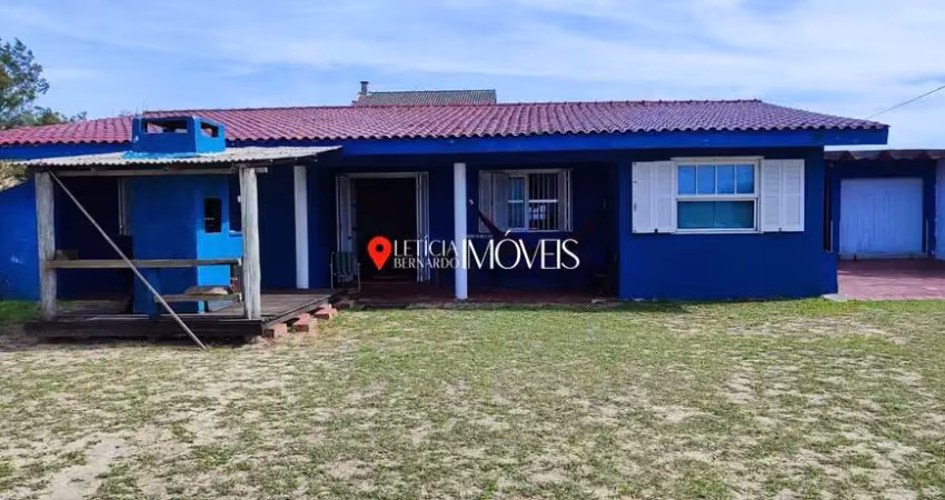 Casa rústica com pé direito alto à venda em balneário pinhal