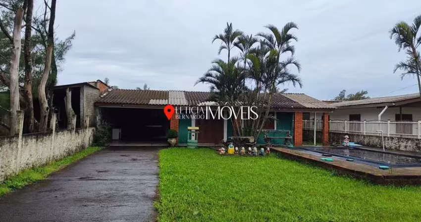 Casa à venda com piscina  em balneário pinhal – oportunidade!