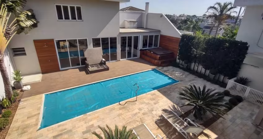 CASA ALTO PADRÃO, EM CONDOMÍNIO FECHADO, COM 05 DORMITÓRIOS, SENDO 3 SUITES, PISCINA, SAUNA, SALA DE CINEMA, AQUECIMENTO SOLAR , AR CONDICIONADO