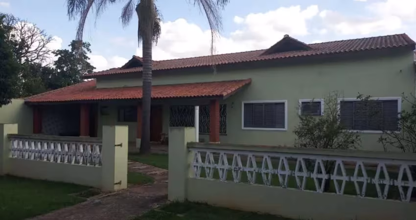CASA A VENDA PRÓXIMO AO CENTRO