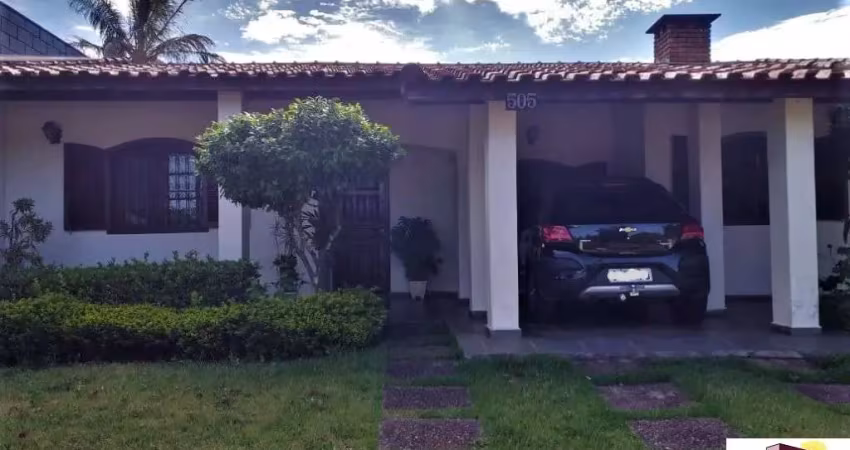 Casa confortável, cozinha com armários planejados, edícula com dorm e wc.