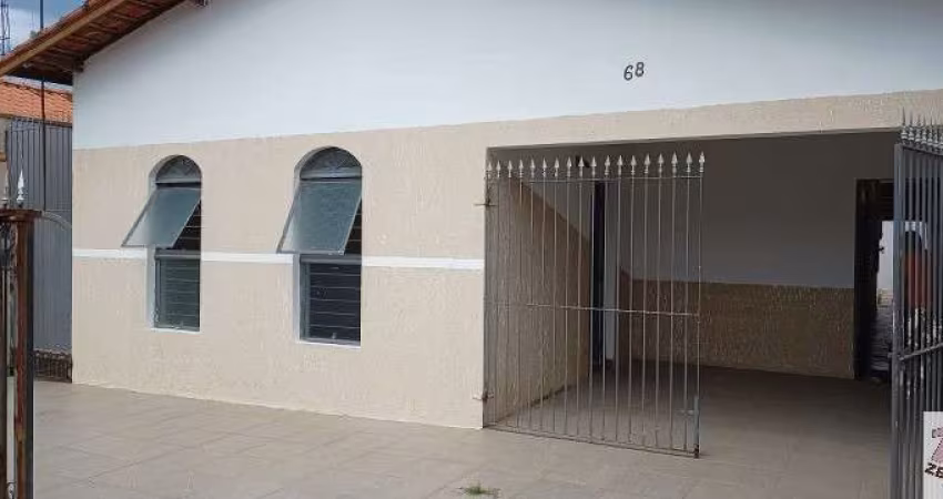 Casa à venda no Centro de Boituva-SP: 3 quartos, 2 salas, 2 banheiros, 2 vagas de garagem, 110m² de área