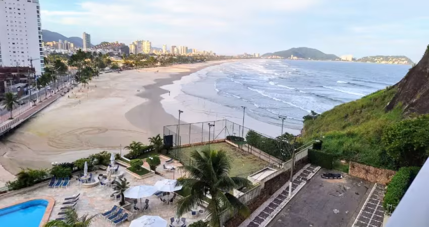 Apartamento com vista livre para o mar da enseada e lazer completo