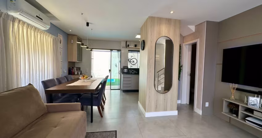 VENDE-SE SOBRADO SEMI MOBILIADO | 1 SUÍTE + 2 | 2 VAGAS | PISCINA