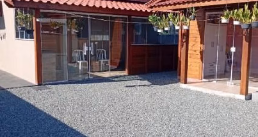 Vende-se Casa Murada e com amplo Terreno