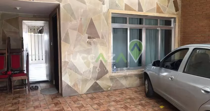 Casa à venda no Centro de Jacareí-SP: 3 quartos, 1 suíte, 1 sala, 3 banheiros, 2 vagas de garagem, 153 m² de área.