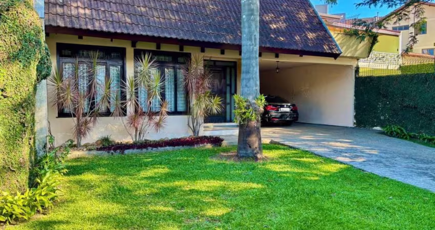 Casa de Alto Padrão com Suíte Master, Hidro e Espaço Gourmet nas Mercês, Curitiba