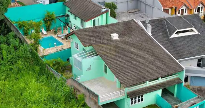 Casa de Alto Padrão 4 Dormitórios (2 Suítes) com Piscina e Edícula no Boa Vista, Curitiba - 584m²