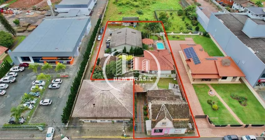 Terreno no centro com dois imóveis comerciais e um imóvel residencial com piscina