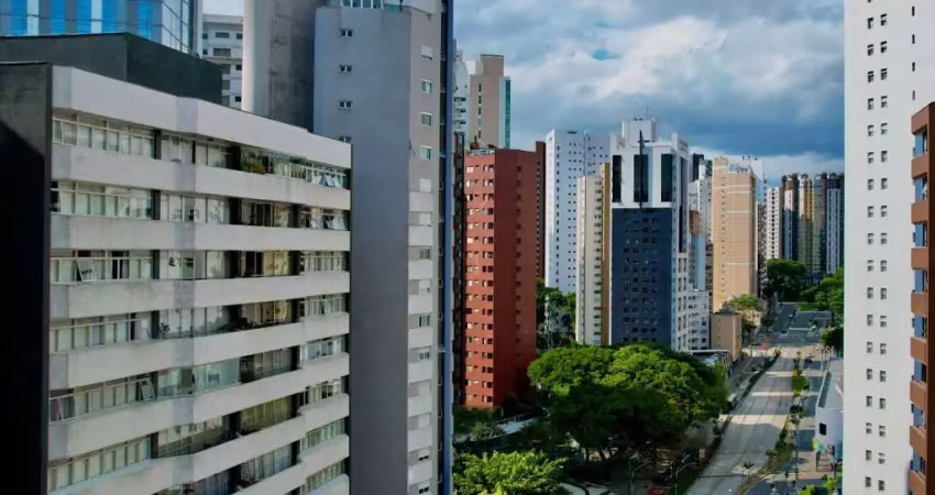 Apartamento Para Vender com 4 quartos sendo 1 suíte na divisa entre os bairros Batel e Água Verde em Curitiba