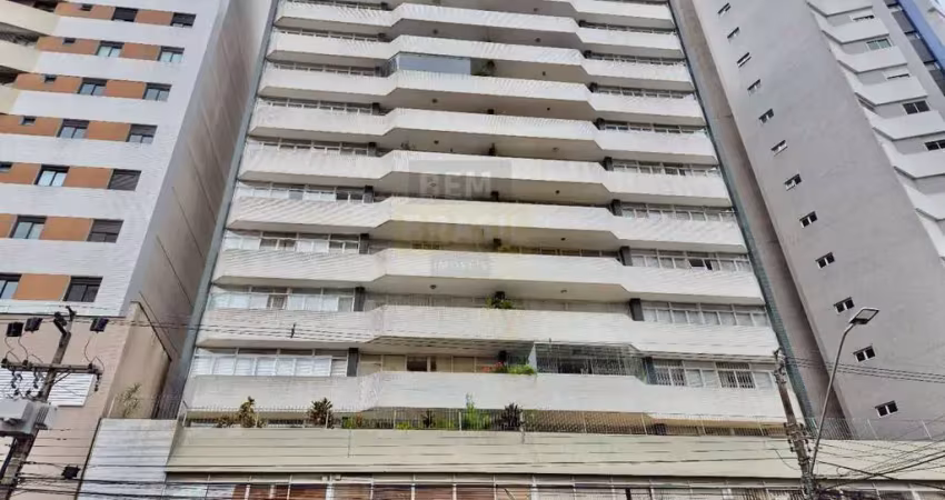 Apartamento Para Alugar com 4 quartos sendo 1 suíte na divisa entre os bairros Batel e Água Verde em Curitiba