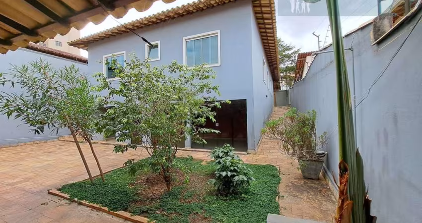 FANTÁSTICO – CASA NUM LOTE 480 M²  - 4 QUARTOS E 5 VGS - SANTA MÔNICA-BH