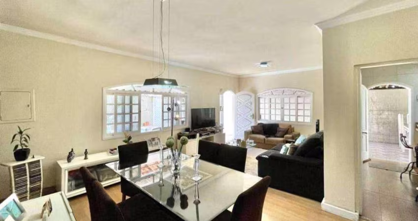 Casa com 3 dormitórios, 2 suítes à venda, 315 m² por R$ 990.000 - Granja Viana - Carapicuíba/SP