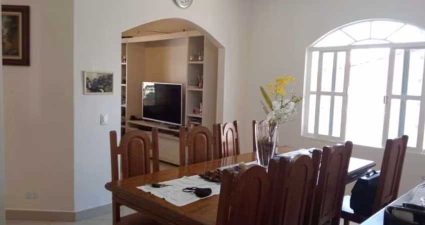 Casa com 3 quartos à venda no Jardim Marister, Jacareí 