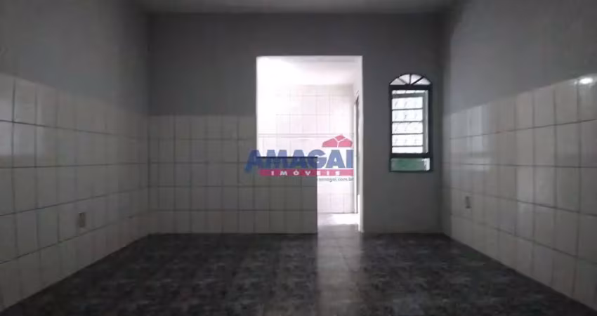 Casa com 2 quartos para alugar no Jardim Santa Marina, Jacareí 