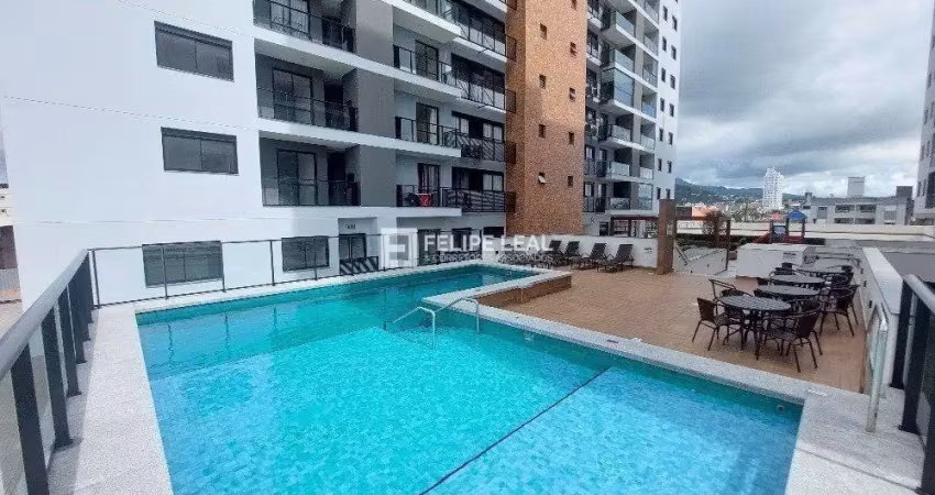 Esse apartamento está vazio, limpo, iluminado pelo sol da manhã** e esperando para ser o cenário da sua próxima conquista.  