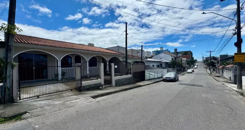 Casa bem localizada no bairro serraria em são josé/sc